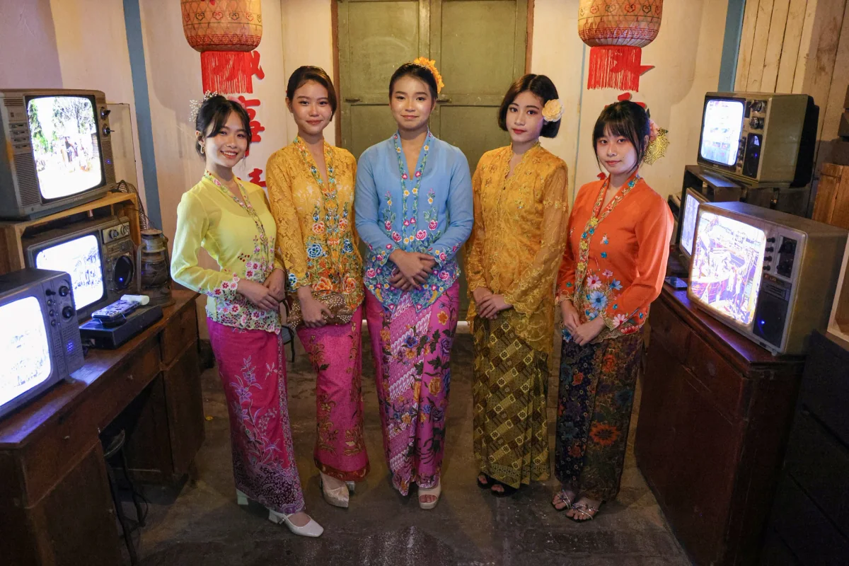 Visitors wearing colourful kebaya in the gallery